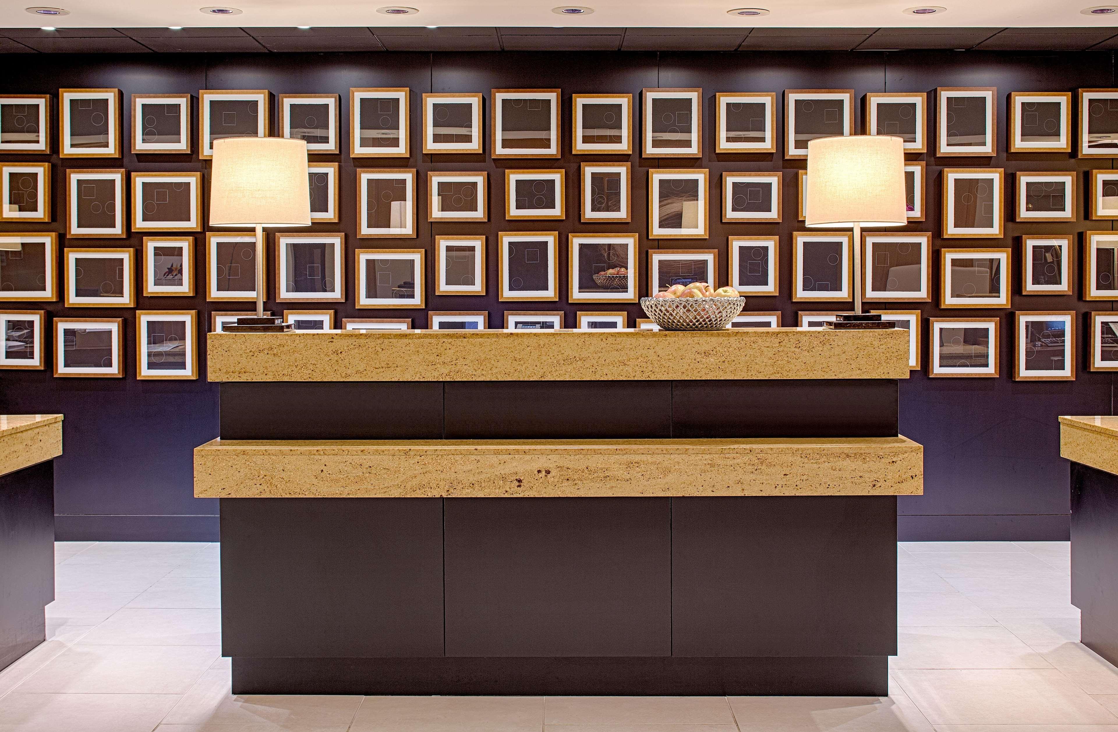 Doubletree By Hilton Hotel Houston Greenway Plaza Exterior photo