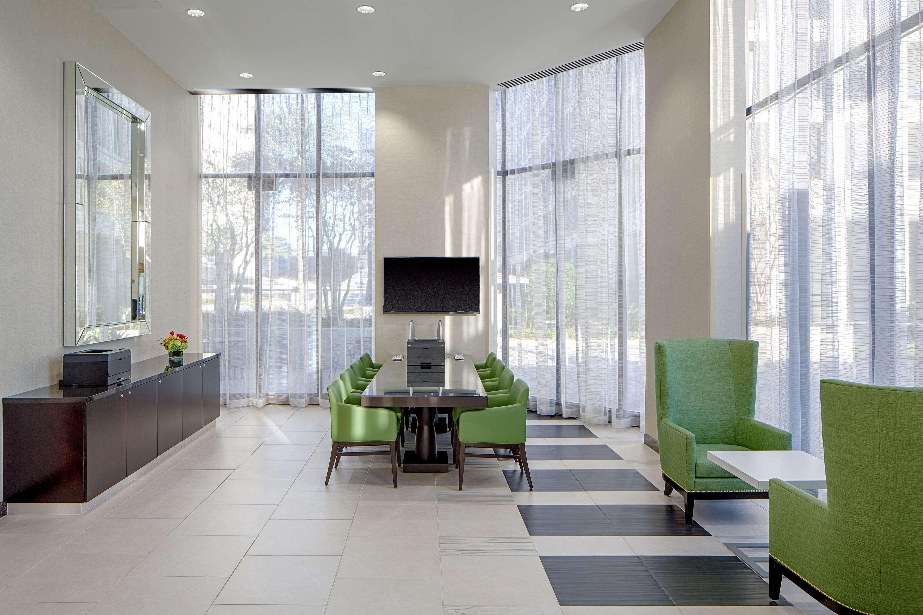 Doubletree By Hilton Hotel Houston Greenway Plaza Exterior photo