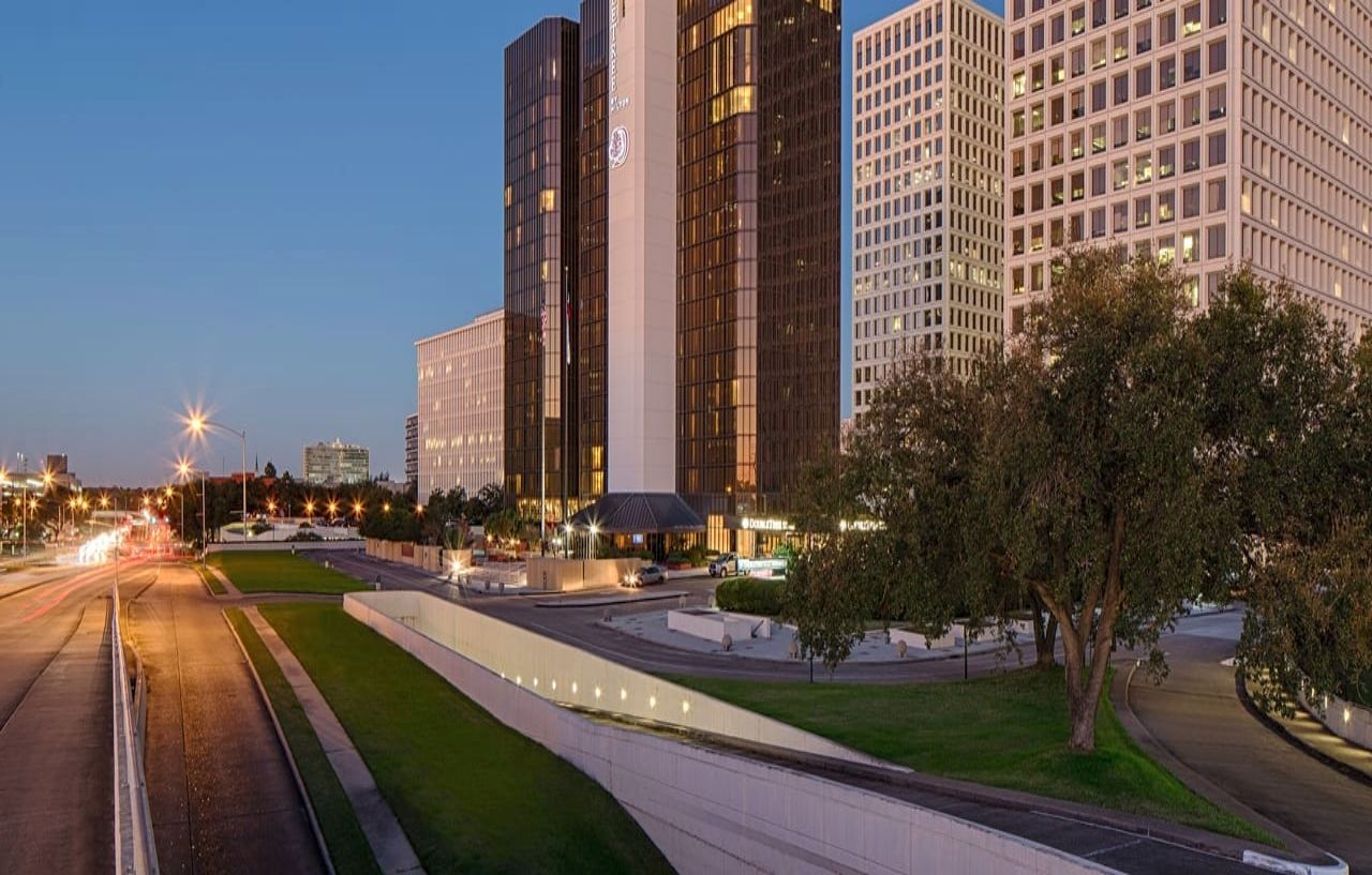 Doubletree By Hilton Hotel Houston Greenway Plaza Exterior photo